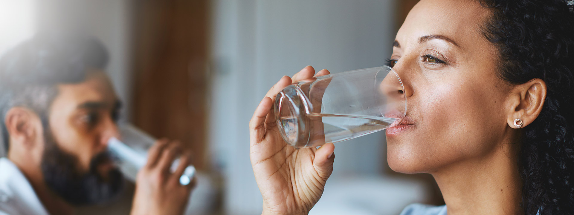 mann-frau-trinken-gesundes-klares-wasser