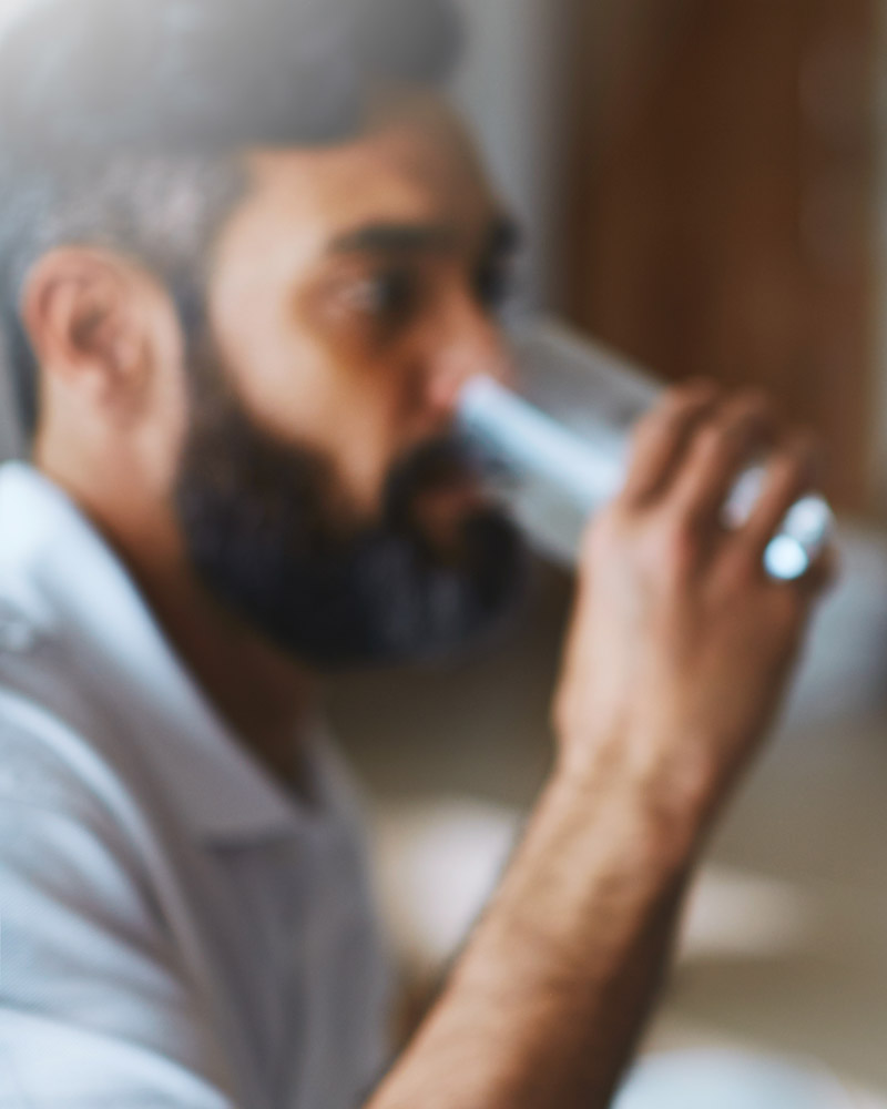mann-trinkt-wasser-glas-bluuwa-water-solutions
