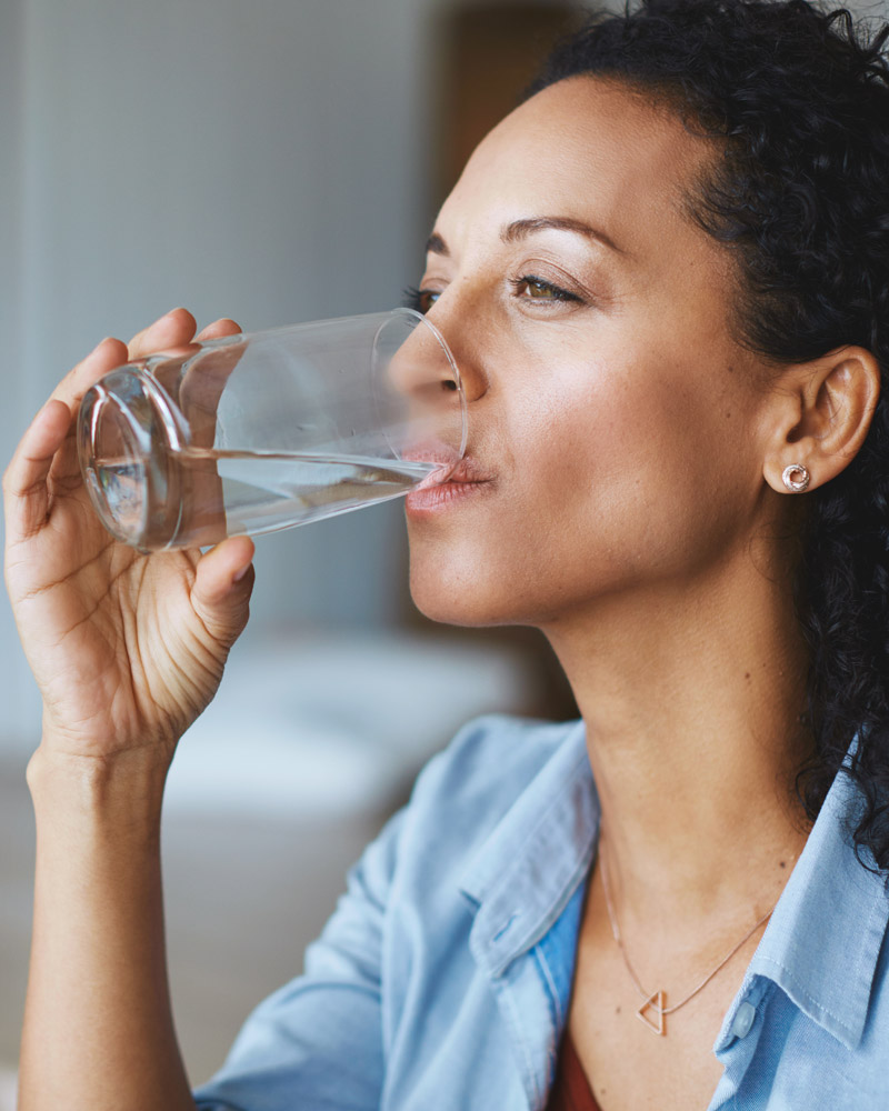 frau-trinkt-wasser-glas-bluuwa-water-solutions