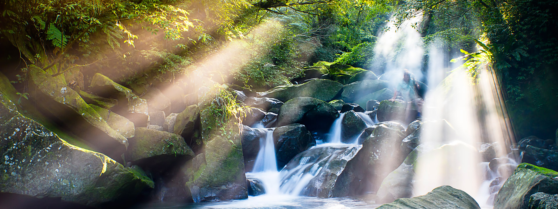 licht-strahlt-in-wasserfall-wald