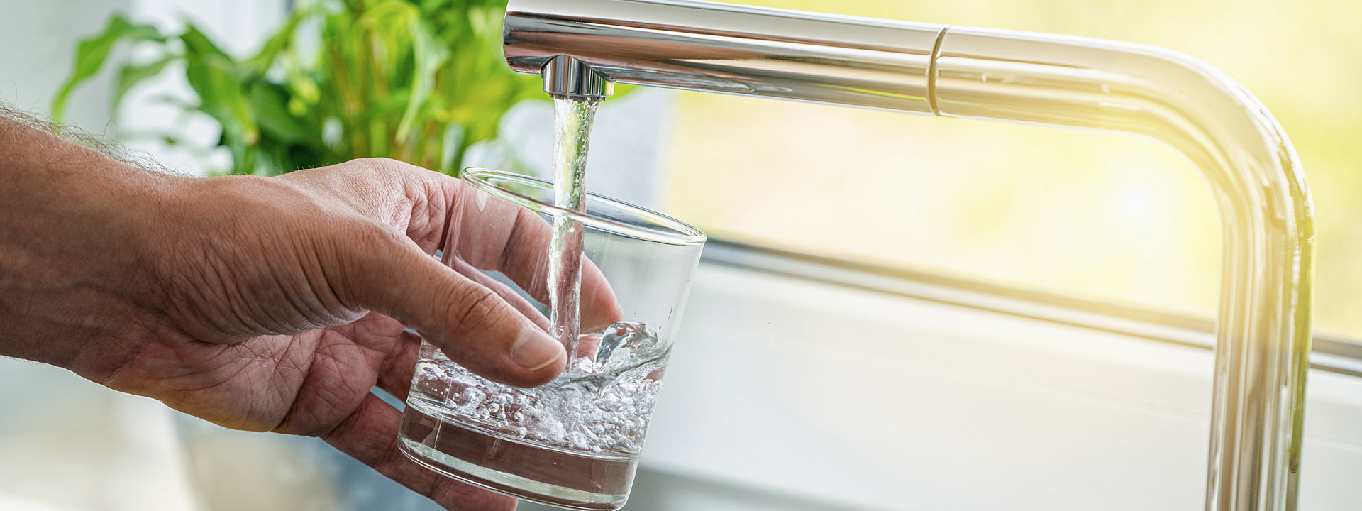 mann-holt-osmose-wasser-aus-wasserhahn